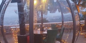 Ζεστά ιγκλού, πολύχρωμα σπιτάκια και ένα μεγάλο υπαίθριο τζάκι περιμένουν τον Αϊ-Βασίλη στην Ακρόπολη των Σερρών