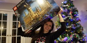 Η Σέλμπι με ένα από τα δώρα που της έστειλε ο Μπιλ Γκέιτς