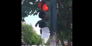 Χειρόγραφο σημείωμα σε φανάρι στην Ελλάδα 