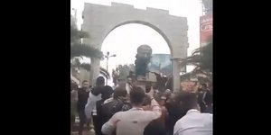 Διαδηλωτές γκρεμίζουν το άγαλμα του Χαφέζ αλ Άσαντ στη Συρία