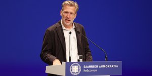 ακης σκερτσος ομιλια μικροφωνα