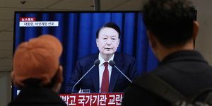 Με κομμένη την ανάσα Νοτιοκορεάτες παρακολουθούν τον πρόεδρο της χώρας Γιουν Σοκ-γελ