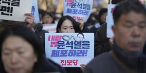 Πολίτες της Νότιας Κορέας διαδηλώνουν κατά του προέδρου της χώρας 