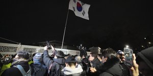 Πολίτες προσπαθούν να εισέλθουν στην Εθνοσυνέλευση στη Σεούλ της Νότιας Κορέας 