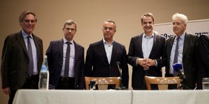 Ο Κυριάκος Μητσοτάκης με τον Χρήστο Σταϊκούρα και τοπικούς παράγοντες στην Κρήτη