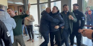 Ένταση μεταξύ Αγοραστού και συγγενών θυμάτων των Τεμπών