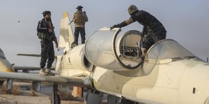 Σύροι αντάρτες πάνω σε μαχητικό στα περίχωρα του Χαλεπιού