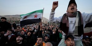 Σύροι πανηγυρίζουν για την πτώση του καθεστώτος Άσαντ 