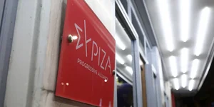 Tο λογότυπο του ΣΥΡΙΖΑ έξω από τα γραφεία