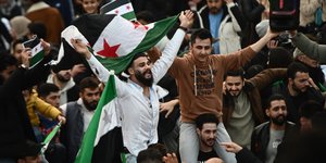 Σύροι πανηγύρισαν την πτώση του Άσαντ στην πλατεία Συντάγματος 