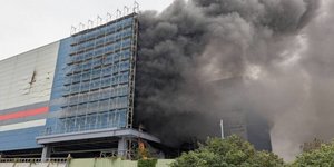 Η φωτιά που ξέσπασε σε αποθήκη σούπερ μάρκετ στην Ταϊβάν