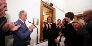 Εικόνα από την ονομασία αίθουσας στη Βουλή ως Παύλος Μπακογιάννης