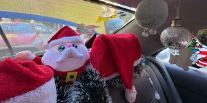 Μία μοναδική χριστουγεννιάτικη εμπειρία προσφέρει στους επιβάτες του ένας οδηγός ταξί