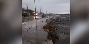 Ο δρόμος «χάθηκε» κάτω από τη θάλασσα λόγω της κακοκαιρίας Bora στα παράλια της Λάρισας