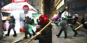 Επεισόδια από τη χθεσινή πορεία μνήμης για τα 16 χρονια από τη δολοφονία του Αλέξανδρου Γρηγορόπουλου στη Θεσσαλονίκη