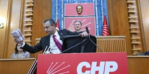 Σόου στην τουρκική βουλή από τον Οζγκιούρ Οζέλ