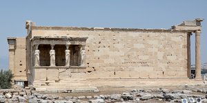 τρεις καρυατιδες