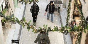 τρεις γιρλαντες