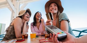 τρεις κοπελες καρτα pos
