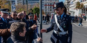 H τροχονόμος στο βαρέλι