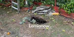 Η τρύπα στην αυλή του σπιτιού στην οποία έπεσε μέσα η ηλικιωμένη