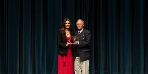 Η εγγονή της Αλίκης Περρωτή, Θεοδώρα Πικρού - Βαλεντή, παραλαμβάνει εκ μέρους της την διάκριση