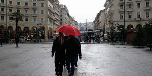 Ανθρωποι με ομπρέλες στη Θεσσαλονίκη