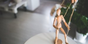 Η λέξη «gaslighting» φαίνεται να έχει μπει για τα καλά στο καθημερινό μας λεξιλόγιο, με τους ανθρώπους να τη χρησιμοποιούν περισσότερο από ποτέ / Shutterstock