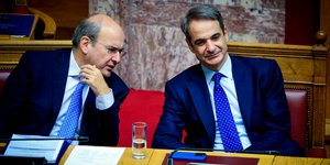 Ο Κωστής Χαστζηδάκης και ο Κυριάκος Μητσοτάκης στη Βουλή για τον προϋπολογισμό