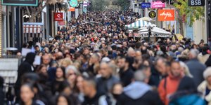 Χιλιάδες καταναλωτές στους δρόμους της Αθήνας για τα ψώνια των εορτών 