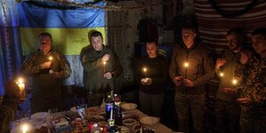 Ουκρανοί στρατιώτες προσεύχονται πριν από ένα χριστουγεννιάτικο δείπνο