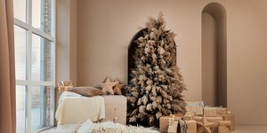 Το έξυπνο διακοσμητικό trick για να κάνετε το χριστουγεννιάτικο δέντρο να φαίνεται πιο πλούσιο και πολυτελές