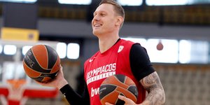 Ο Γιάνις Τίμα όταν αγωνιζόταν στον Ολυμπιακό