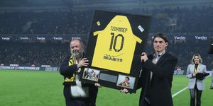 Ο Μάριος Ηλιόπουλος χαρίζει στον Στίβεν Τσούμπερ τη φανέλα με το νούμερο 10