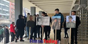 Φίλοι και συγγενείς του 19χρονου που έχασε τη ζωή του σε λούνα παρκ στη Χαλκιδική
