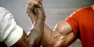 H επική χειραψία του «Predator», μια εμβληματική σκηνή κινηματογραφικής αρρενωπότητας / IMDB