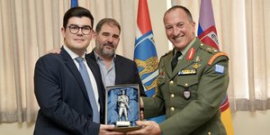 O πρόεδρος του Ομίλου Καράτζη κ. Αντώνης Καράτζης και ο Διοικητής της 5 ης Α/Μ ΤΑΞ Ταξίαρχος Νίκος Κωστάκης