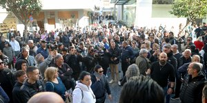 Πλήθος κόσμου στα δικαστήρια Ηρακλείου την ώρα που απολογούνται ο 44χρονος και η 26χρονη