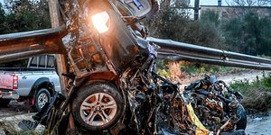 Άμορφη μάζα σιδερικών το ΙΧ που συγκρούστηκε με λεωφορείο των ΚΤΕΛ στην Πατρών-Πύργου