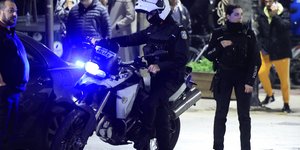 Κόσμος μαζεύτηκε στο κατάστημα τυχερών παιχνιδιών που δολοφονήθηκε ο 61χρονος στο Παλαιό Φάληρο 