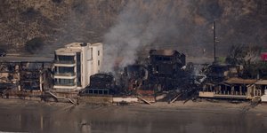 Μια από τις πιο προβεβλημένες φωτό με το λευκό σπίτι να στέκει σχεδόν άθικτο, στο Μαλιμπού, και τα διπλανά να έχουν καταστραφεί/ΑΡ