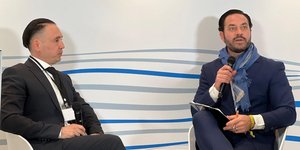  Από αριστερά ο κ. Απόστολος Καραμπίνης, πρόεδρος και CEO Karabinis Medical S.A. με τον δημοσιογράφο Dustin Plantholt