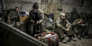 Εξουθενωμένοι Ουκρανοί στρατιώτες στη πόλη Τσάσιβ Γιαρ