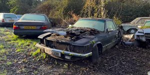 Δεκάδες εγκαταλειμμένες Mercedes ανακαλύφθηκαν σε μια βρετανική αυλή