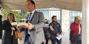 Φωτό από το ντου του Αδωνι Γεωργιάδη στο κλειστό φαρμακείο του ΕΟΠΥΥ σήμερα το πρωί