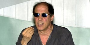 Ο Ιταλός τραγουδιστής Adriano Celentano κατά τη διάρκεια συνέντευξης Τύπου το 2001