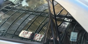 Το αυτοκίνητο που μετέφερε τον 52χρονο καθηγητή στα δικαστήρια Ευελπίδων