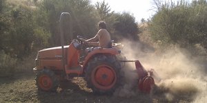 Γεωργός στο τρακτέρ