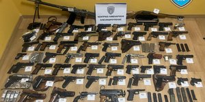 Όπλα που κατάσχεσε το Λιμενικό από Τούρκο στην Αλεξανδρούπολη