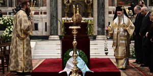 Λαϊκό προσκύνημα αρχιεπίσκοπο Αναστάσιο